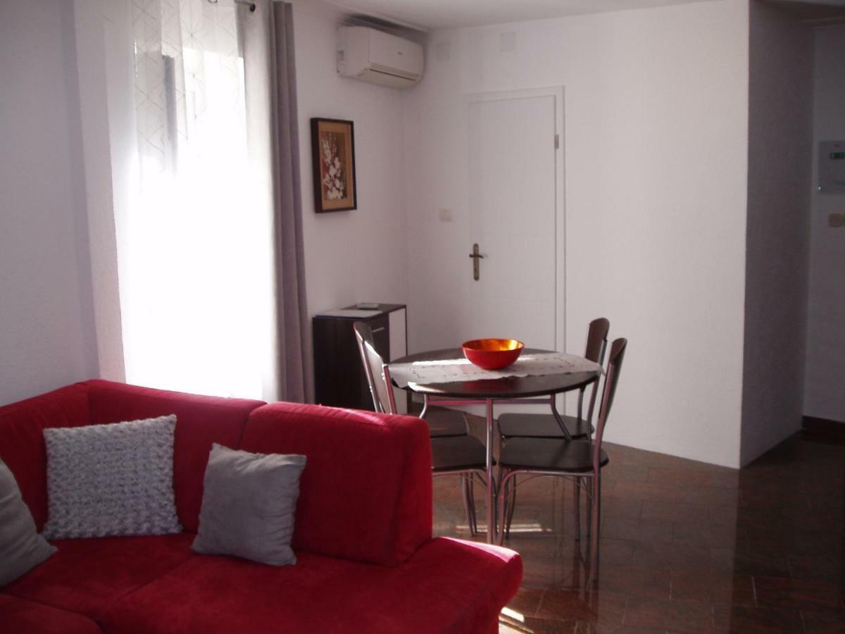 Apartment Oaza ロヴィニ エクステリア 写真